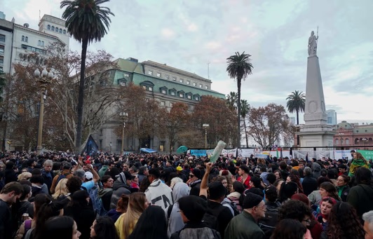 Muerte del Indio Solari: hubo misa ricotera en Plaza de Mayo con represión y descartaron el velorio en el Congreso