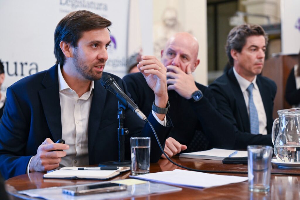Línea F: con la presencia de ministros, la Legislatura porteña trató el proyecto para el financiamiento