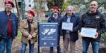 Homenaje a veteranos de Malvinas en Balvanera: instalaron un cartel conmemorativo en Plaza Primero de Mayo
