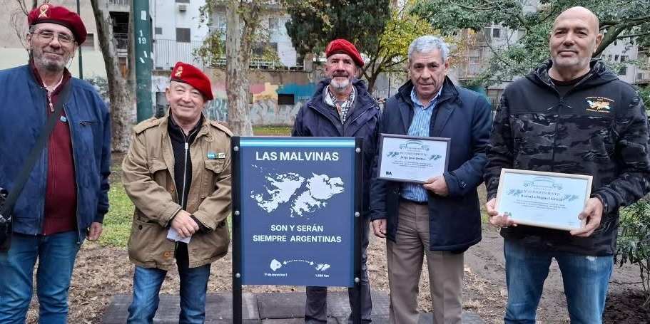 Homenaje a veteranos de Malvinas en Balvanera: instalaron un cartel conmemorativo en Plaza Primero de Mayo