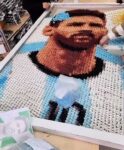Un local de Once sorprende con murales de Lionel Messi y Diego Maradona hechos con centenares de pinzas para el pelo