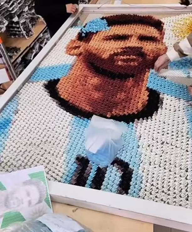 Un local de Once sorprende con murales de Lionel Messi y Diego Maradona hechos con centenares de pinzas para el pelo