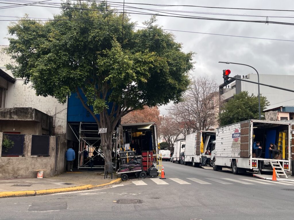 Netflix vuelve a rodar en Saavedra: tras El Eternauta y Envidiosa, filmaron escenas de El sobrino, la nueva película de Damián Szifron