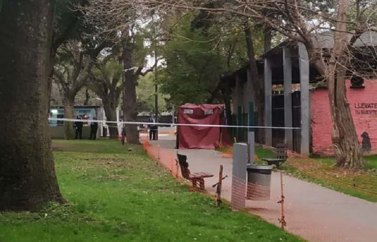 Un hombre se suicidó en la plaza Martín Fierro de San Cristóbal: operativo policial y rejas cerradas durante la tarde