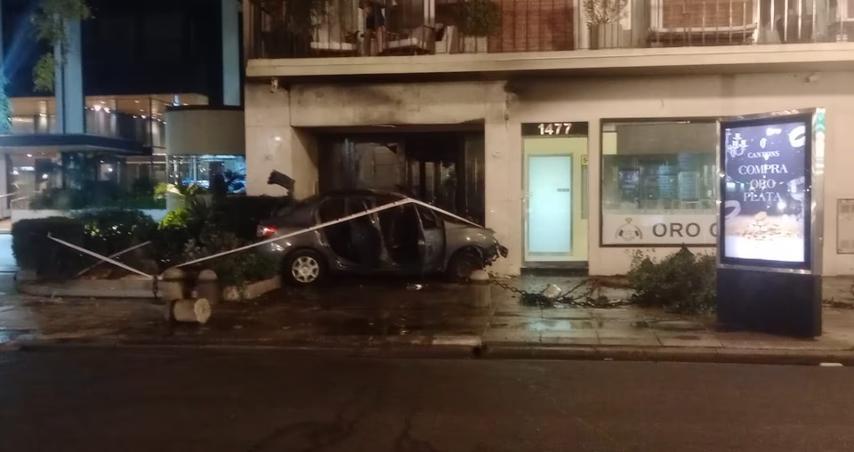 Choque e incendio de un auto en Recoleta: el conductor se negó a ser trasladado