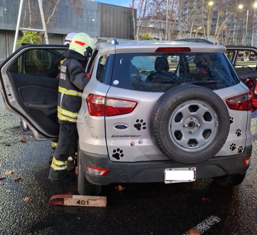 Retiro: un auto chocó contra un guardarrail y una mujer quedó atrapada en el vehículo
