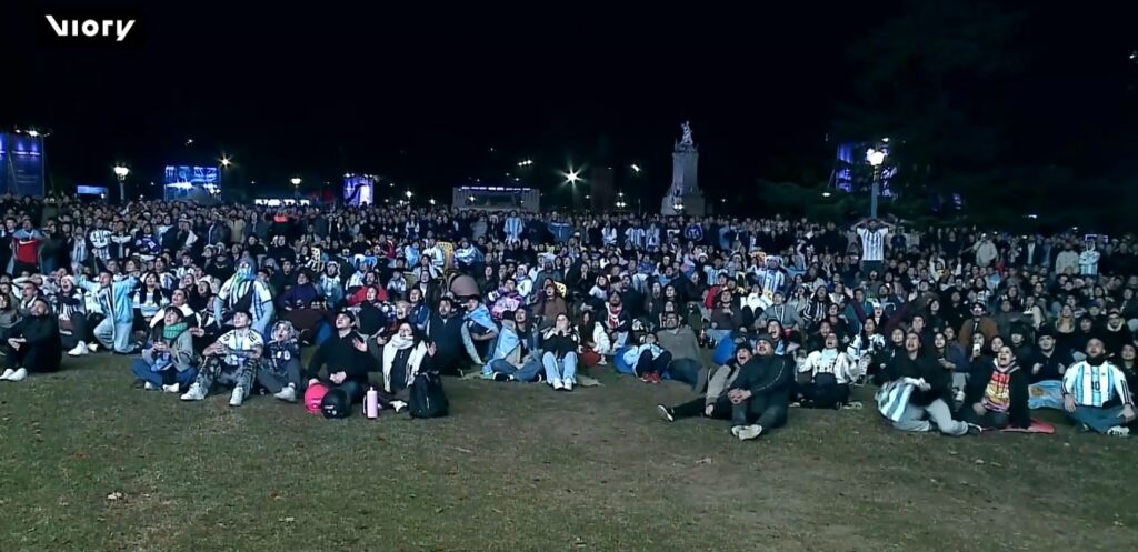 Palermo: una multitud alentó a la Selección en el Fan Fest de Plaza Seeber y la Línea D extendió su servicio