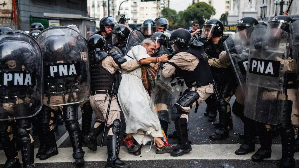 La Biblioteca Popular Cornelio Saavedra inaugura una exposición fotográfica a 50 años del golpe: participa el vecino Tadeo Bourbon, ganador del World Press Photo
