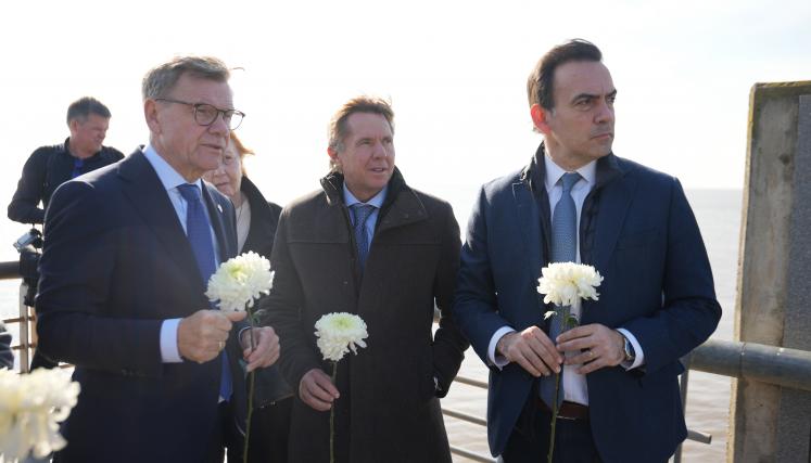 El canciller de Alemania visitó el Parque de la Memoria y rindió homenaje a las víctimas del terrorismo de Estado
