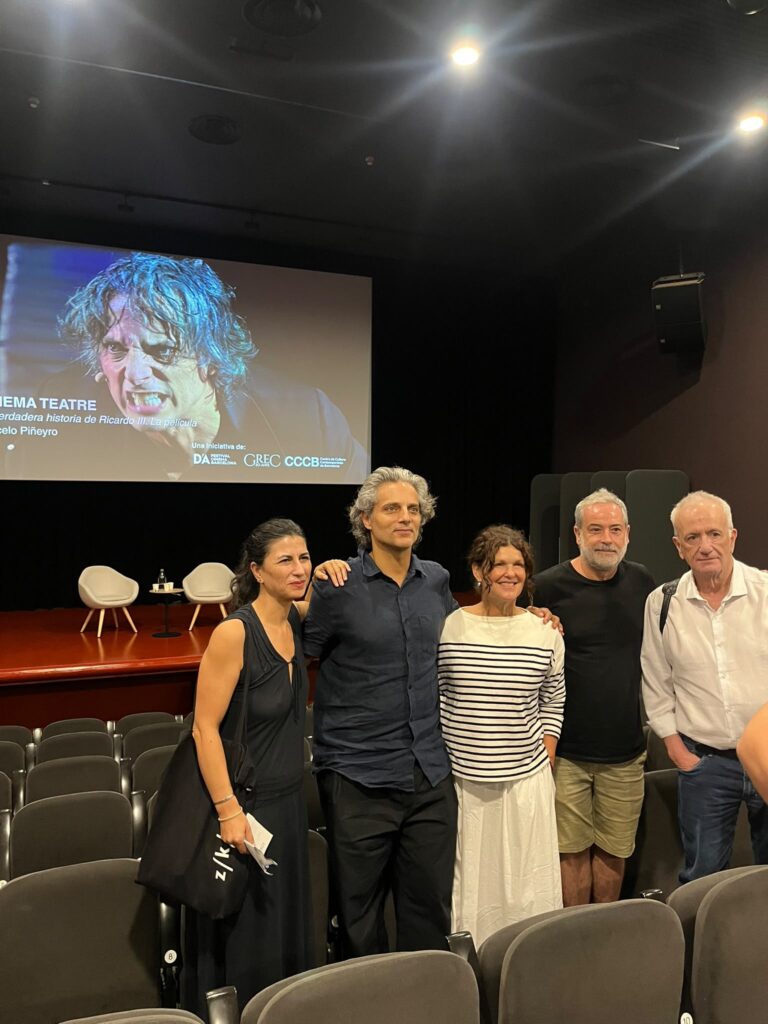 En el mundial del teatro, Joaquín Furriel se puso la 10 y conquistó Barcelona