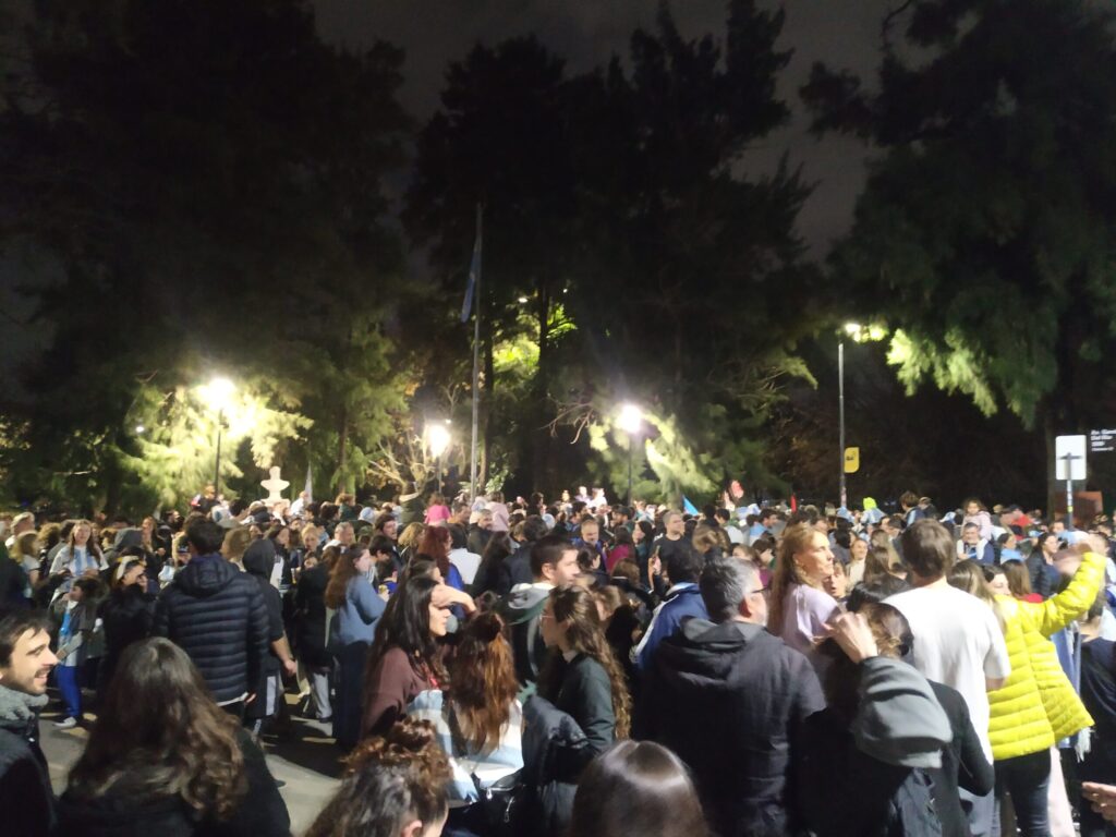 La Selección Argentina a la final del mundo: una multitud celebró en Parque Saavedra la victoria contra Inglaterra