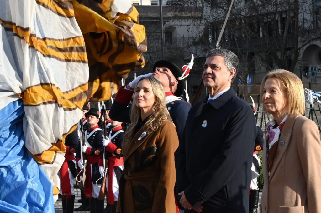 Día de la Independencia: Jorge Macri, Muzzio y Weinberg encabezaron el izamiento de la bandera en Plaza de Mayo