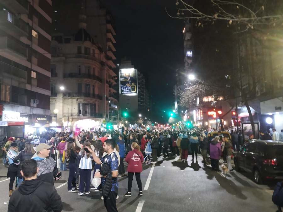 Almagro: multitudes festejaron la hazaña argentina en Medrano y Corrientes y otras esquinas emblemáticas