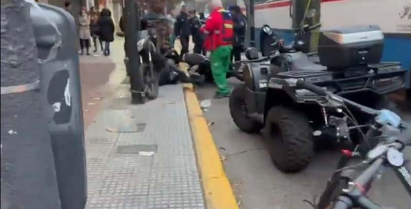 Atropellaron a un peatón al bajar de un colectivo en San Juan y Boedo
