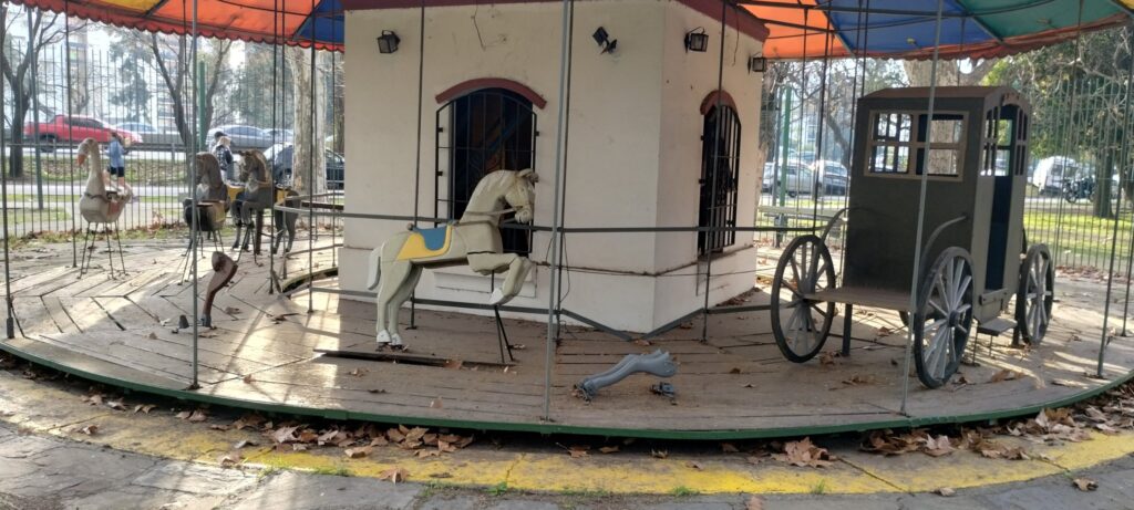 Reclamos por la recuperación de la histórica calesita del Parque General Paz en Saavedra