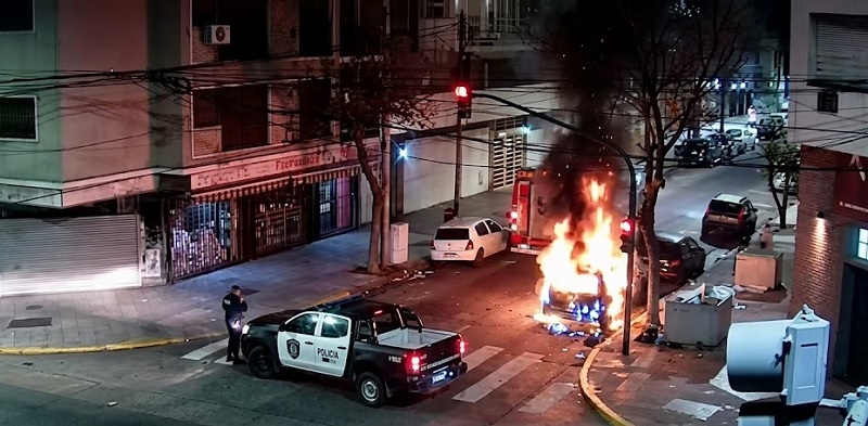Prisión preventiva para un hombre acusado de incendiar un contenedor en Parque Chacabuco