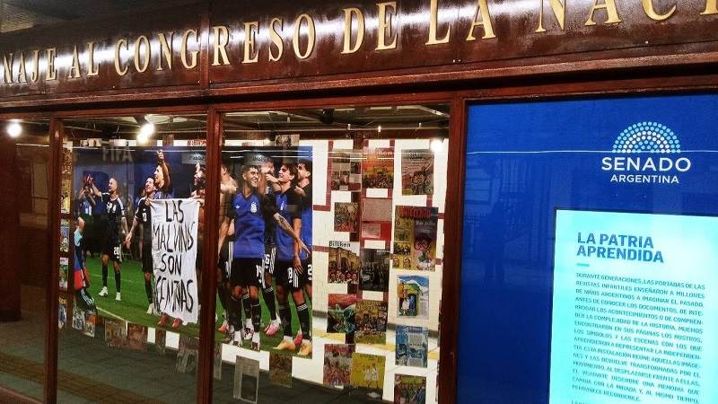 Balvanera: la foto de la selección con la bandera de Malvinas se exhibe en la estación Congreso de la Línea A