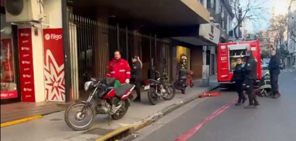 Balvanera: cortes por incendio en Urquiza y Rivadavia, una mujer fue asistida