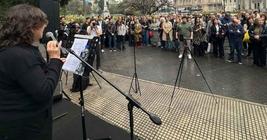 A 32 años del atentado a la AMIA, Memoria Activa renovó en Plaza Lavalle su histórico reclamo de verdad y justicia