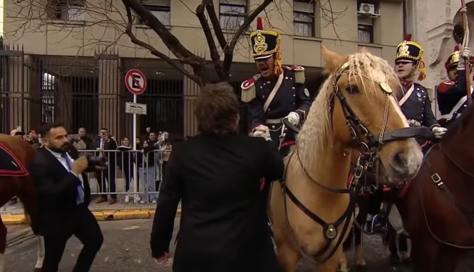 Tras el Tedeum, Milei cantó la Marcha de San Lorenzo junto a un granadero y saludó desde el balcón de la Casa Rosada