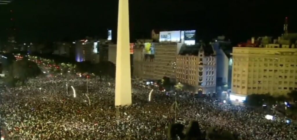 Una multitud volvió al Obelisco para celebrar el pase de Argentina a la final del Mundial