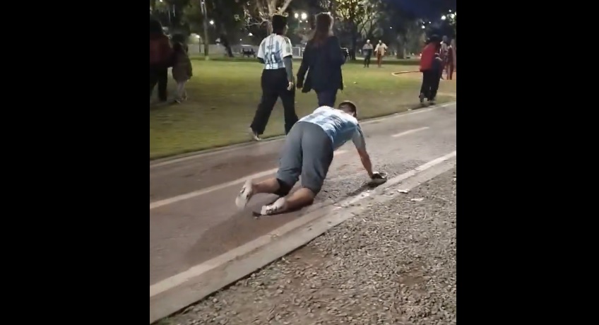 Promesa de rodillas en el Parque Saavedra: un hincha cumplió su palabra tras el pase de la Selección a la final del Mundial