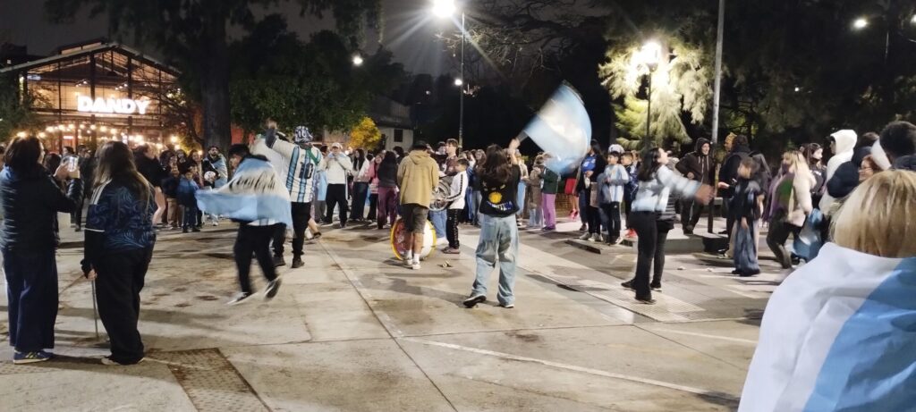 Parque Saavedra volvió a ser el punto de encuentro de los vecinos para acompañar a la Selección tras la final del Mundial de fútbol