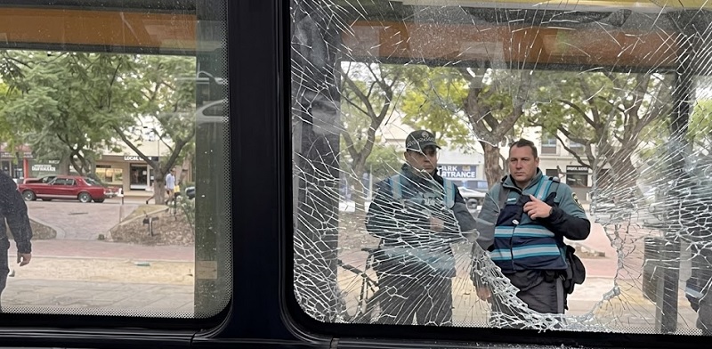 Ordenan la internación involuntaria del acusado de atacar un colectivo con piedras en el Metrobús de la 9 de Julio