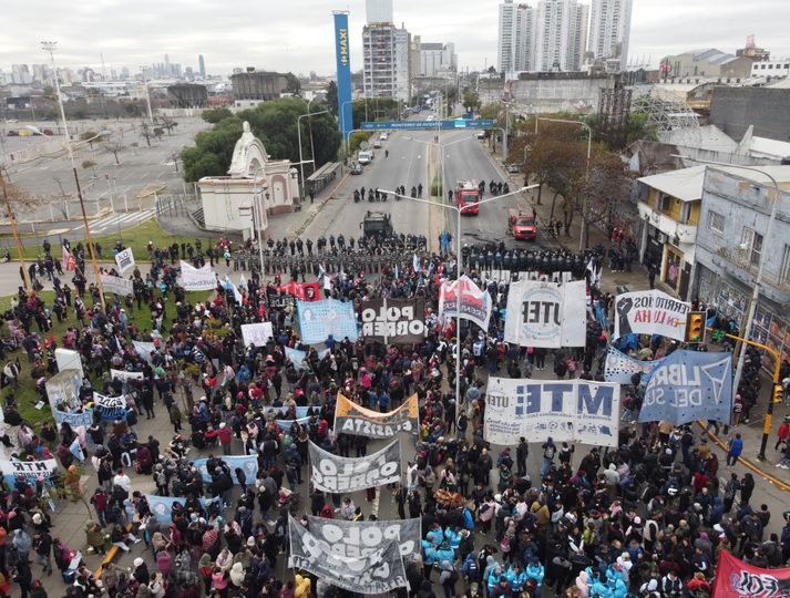 Tensión en el Puente Pueyrredón durante una protesta de organizaciones sociales rumbo al Congreso