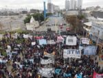 Tensión en el Puente Pueyrredón durante una protesta de organizaciones sociales rumbo al Congreso