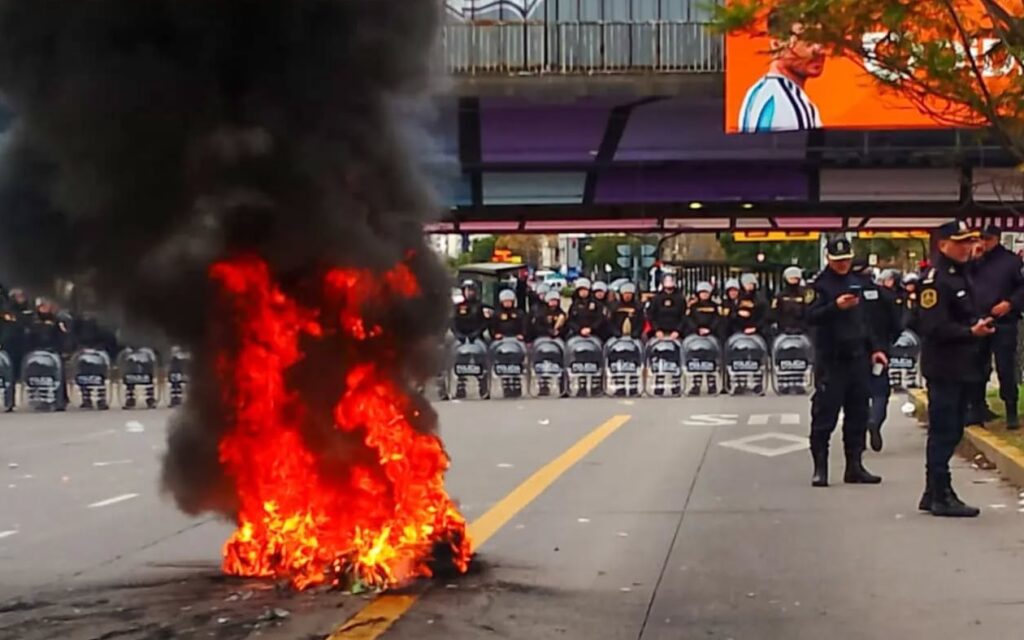 Piquete con fuego en Puente Saavedra: la Policía de la Ciudad bloqueó el acceso a CABA y hubo desvíos de colectivos