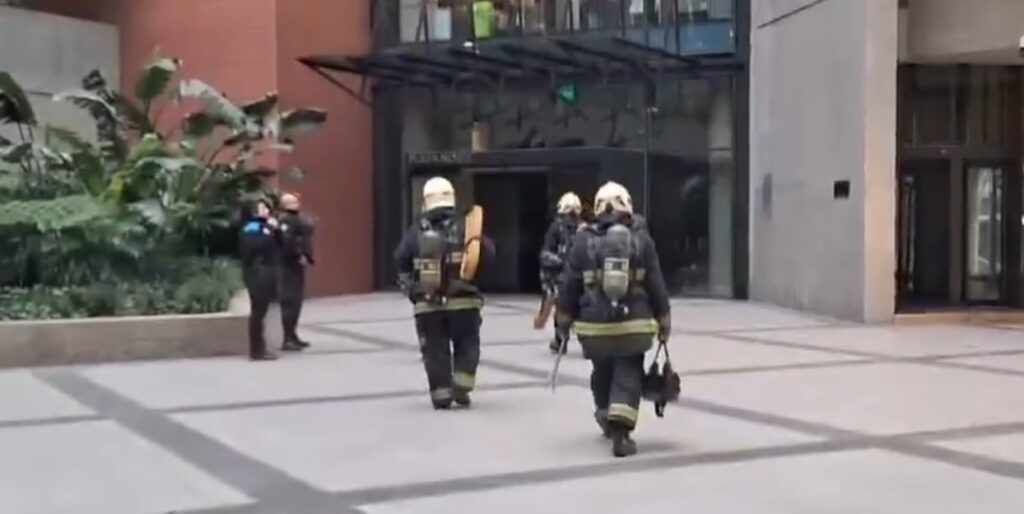 Incendio en Retiro: bomberos trabajan en el edificio de Gendarmería y tres personas reciben asistencia