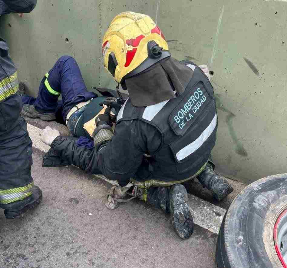 San Cristóbal: una rueda se desprendió de un camión e hirió a un trabajador en la Autopista 25 de Mayo