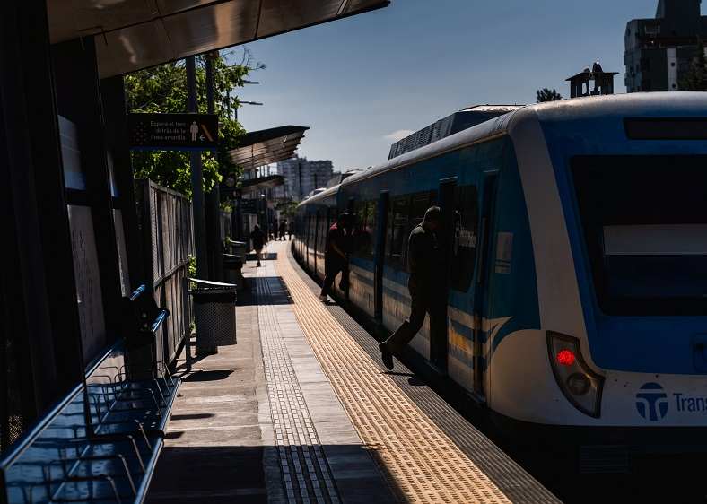 Once: el tren Sarmiento circuló limitado por una colisión con una persona en Merlo y luego normalizó el servicio