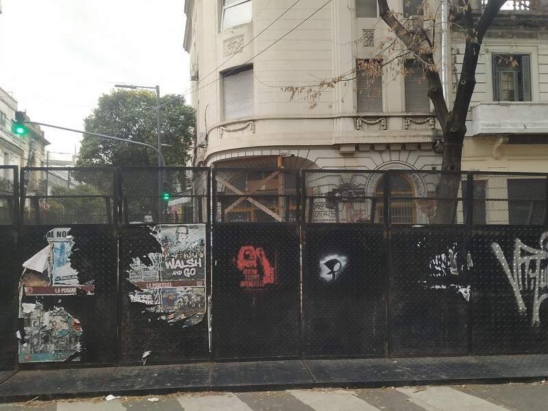 A casi dos meses de los vallados, continúan las restricciones de tránsito por el edificio con riesgo de derrumbe en Sarmiento y Jean Jaurés