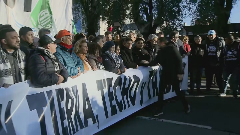 Organizaciones sociales y sindicales marchan de San Cayetano a Plaza de Mayo con reclamos por trabajo y derechos sociales