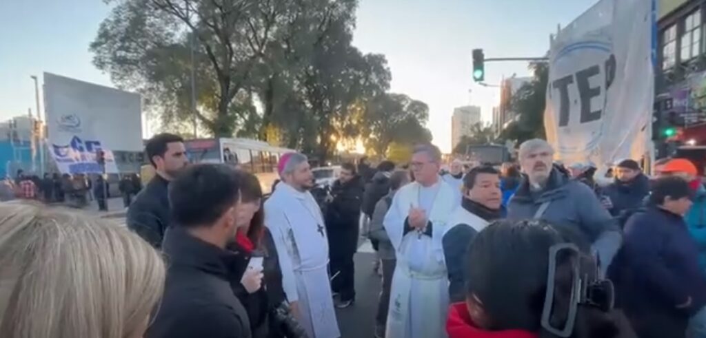 Miles de fieles celebran a San Cayetano en Liniers con el tradicional pedido de pan, paz y trabajo