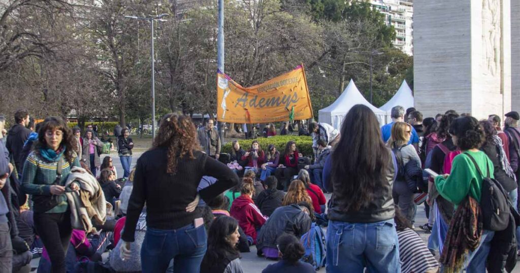 Polémica por la reforma del estatuto docente en nuestra ciudad: el ejecutivo avanza por decreto y los gremios anuncian un plan de lucha