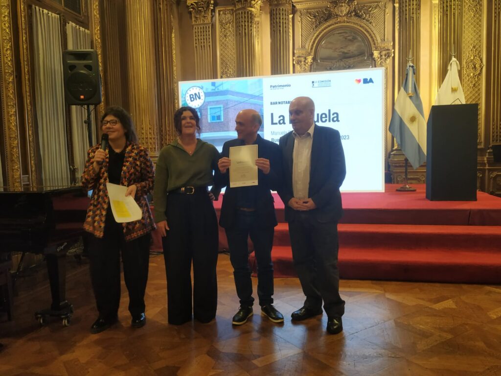 La Escuela recibió la distinción de Bar Notable en un acto con vecinos