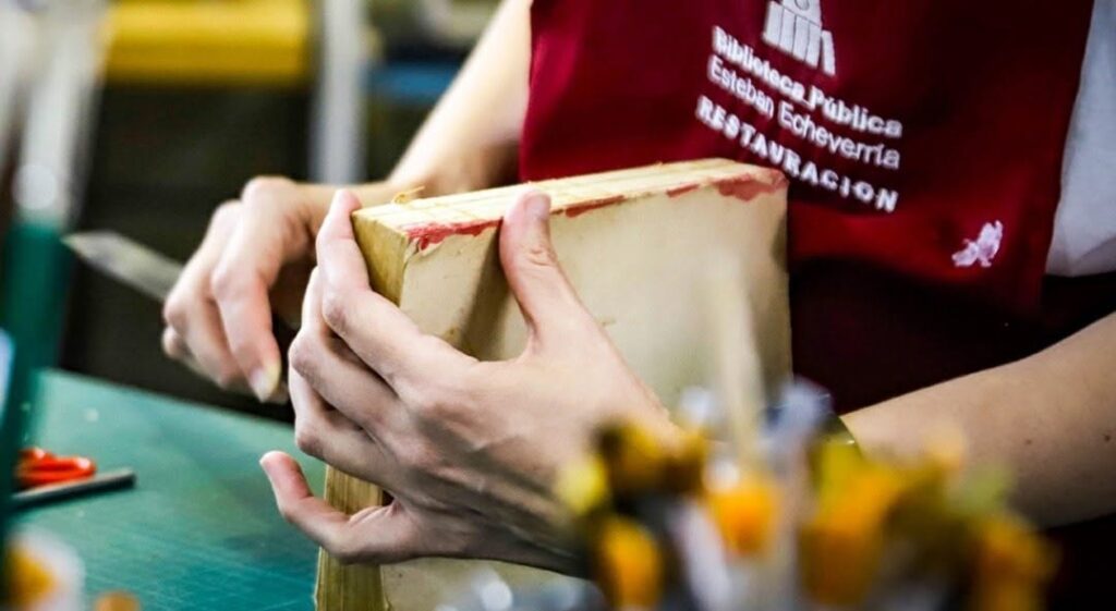 La Biblioteca de la Legislatura porteña lanzó un curso gratuito sobre restauración y conservación de libros