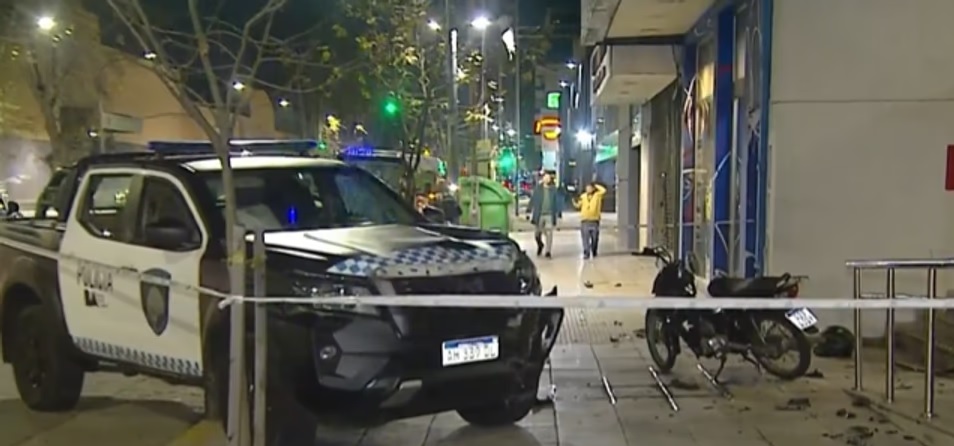 Persecución policial en Palermo: un motociclista resultó herido tras chocar contra un patrullero